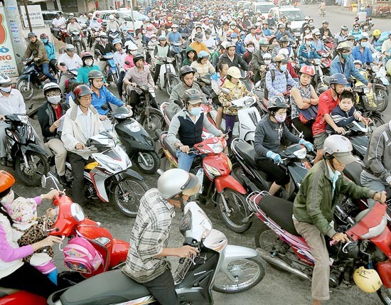 Traffic jam in Pham Hung Street, District 8, HCMC (Photo: SGGP)